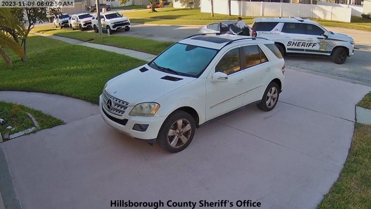 Řidič na Floridě sešlápl plyn, najel do policistů a přimáčkl je k autu, natočily to kamery